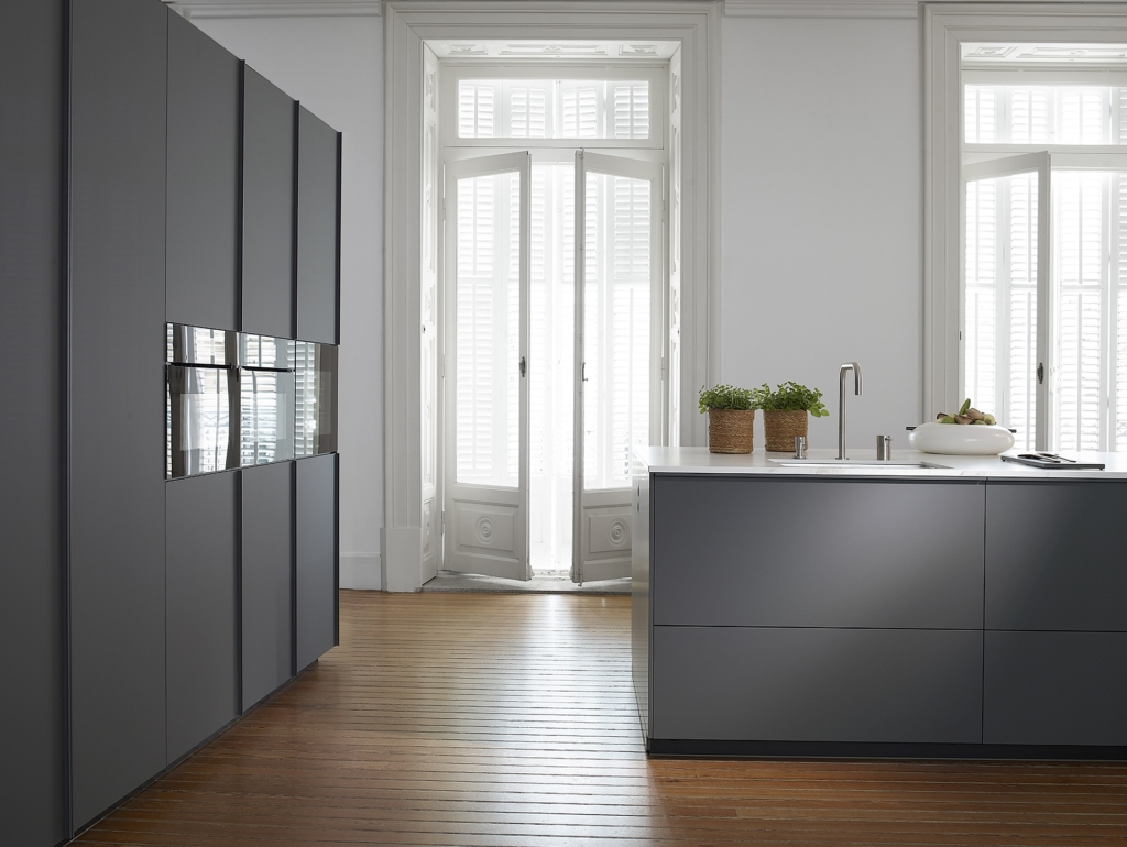 Cocina Santos con isla y zona de desayuno en Gandía