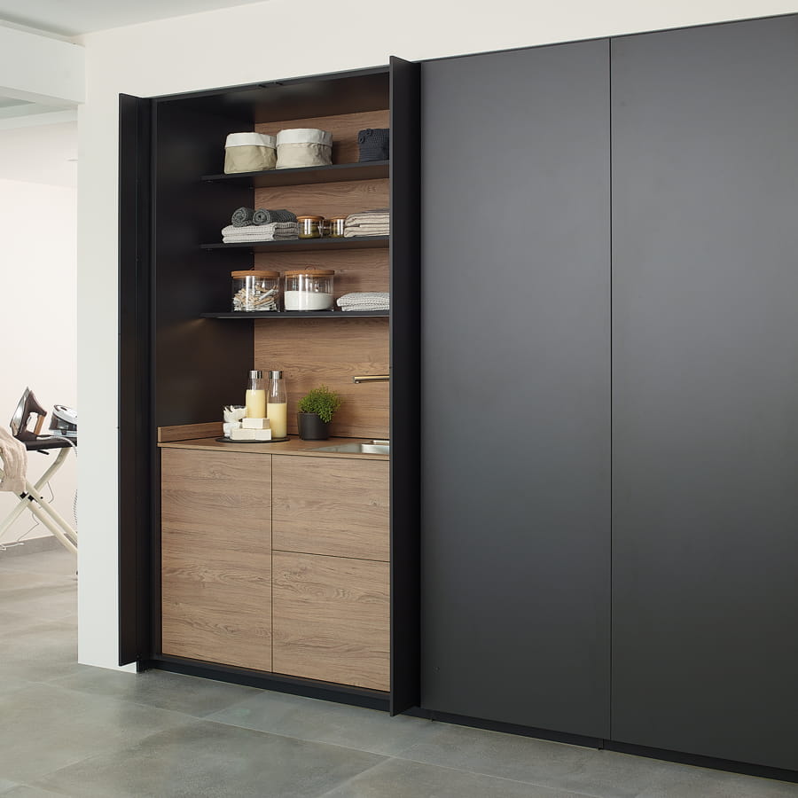 Muebles de cocina para lavanderia con lavadero y estantes de madera con puertas negras