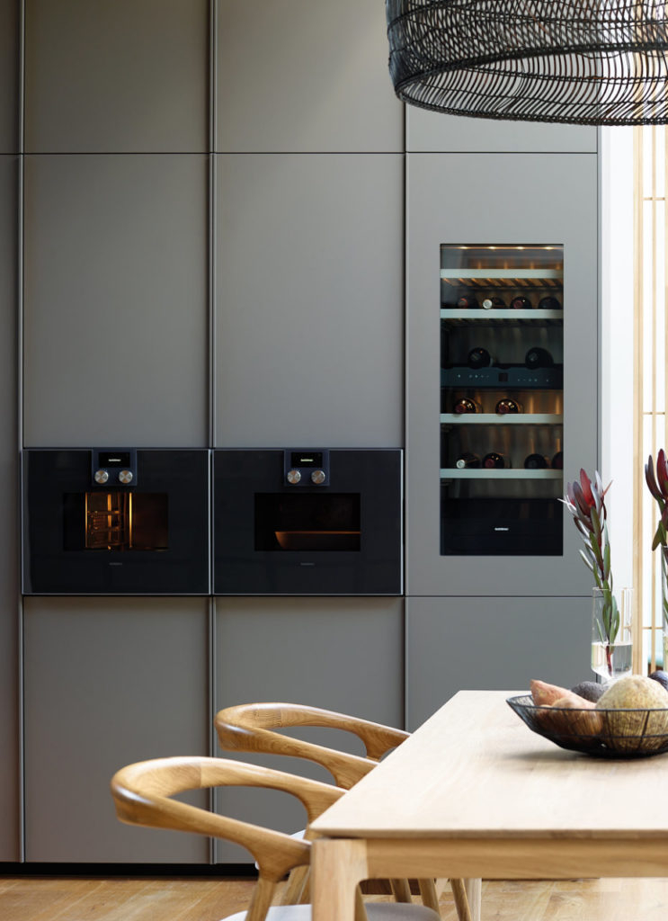 Cocina gris con muebles columna Santos en tienda de cocinas en Gandía