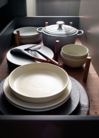 cajón de cocina en gris y madera de Santos en Gandía, que ofrece un diseño contemporáneo y práctico para optimizar el espacio de almacenamiento.