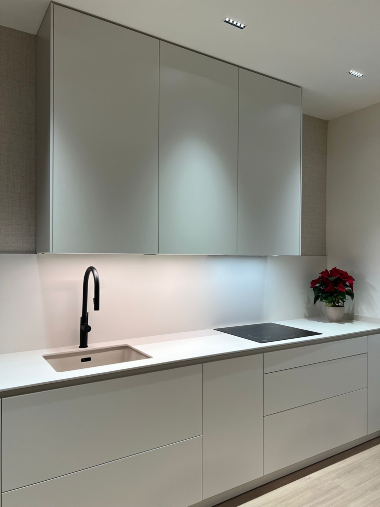 Cocina en Gandia en L en color Perla y Columnas en Nogal Mueble fregadero en blanco con dos puertas