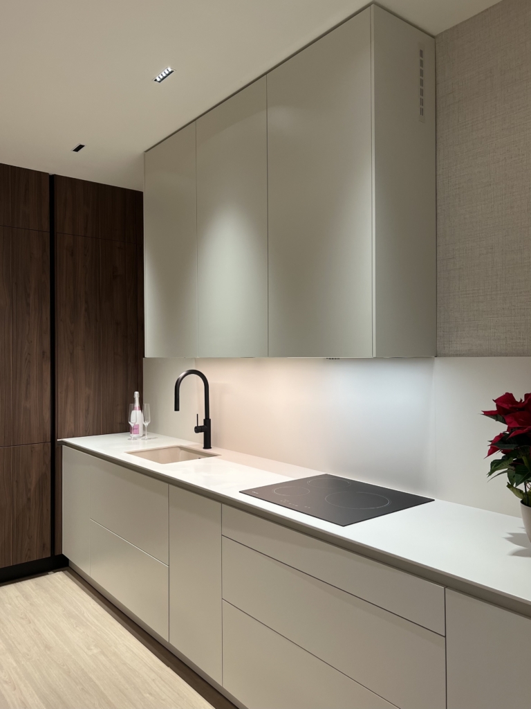 Cocina en Gandia en L en color Perla y Columnas en Nogal Cocina en forma de U con peninsula en blanco y porcelanico blanco veteado