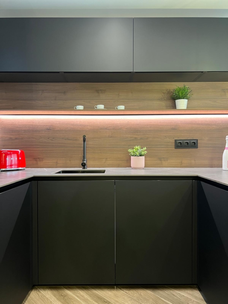 Muebles-de-Cocina-Santos-en-Xeraco-negro-nogal (7) Cocina Santos en negro y panelado con estantes iluminados led en color nogal