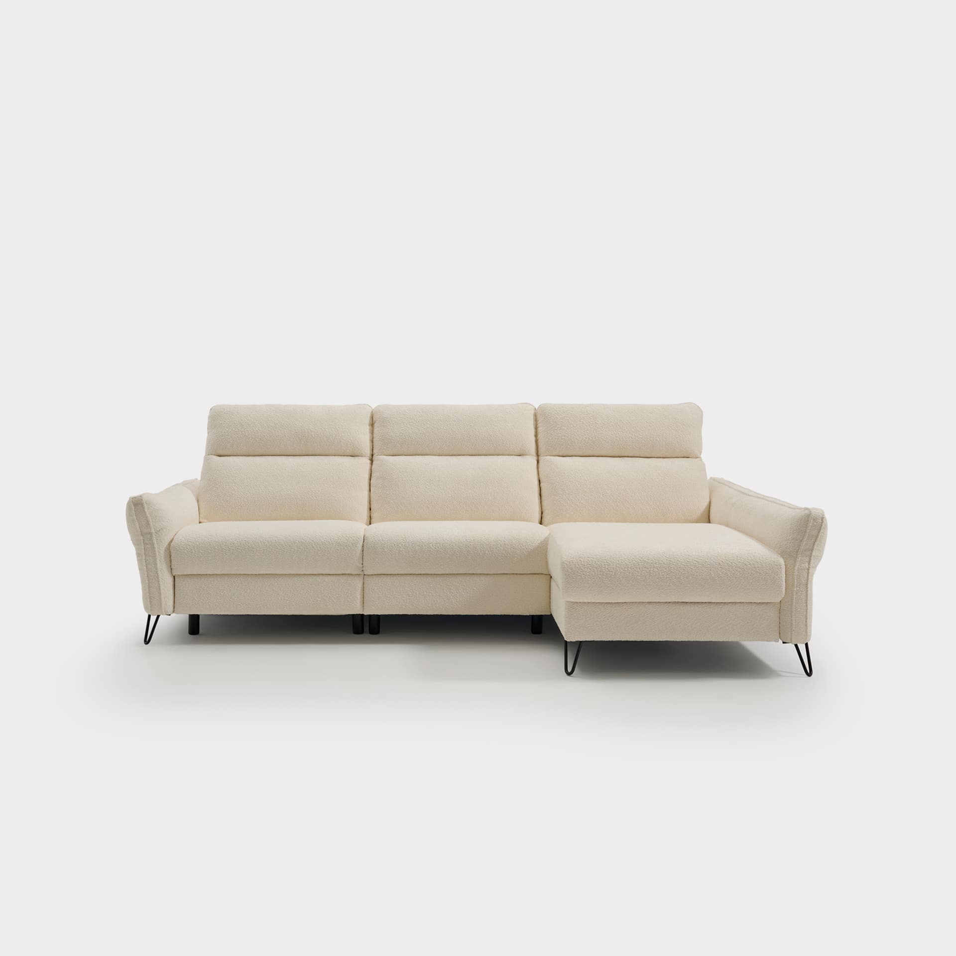 Sofá Einar en posición relax, tapizado en tono beige