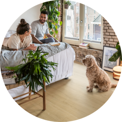 Suelo laminado en Gandía con protección antirayaduras avanzada