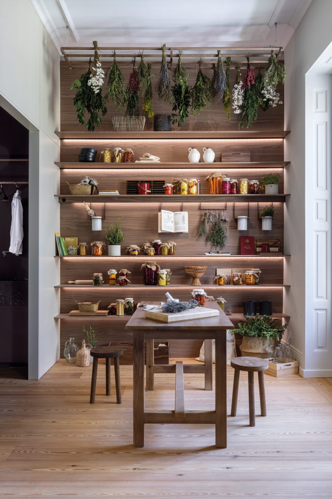 Cocina Santos con isla y zona de desayuno en Gandía